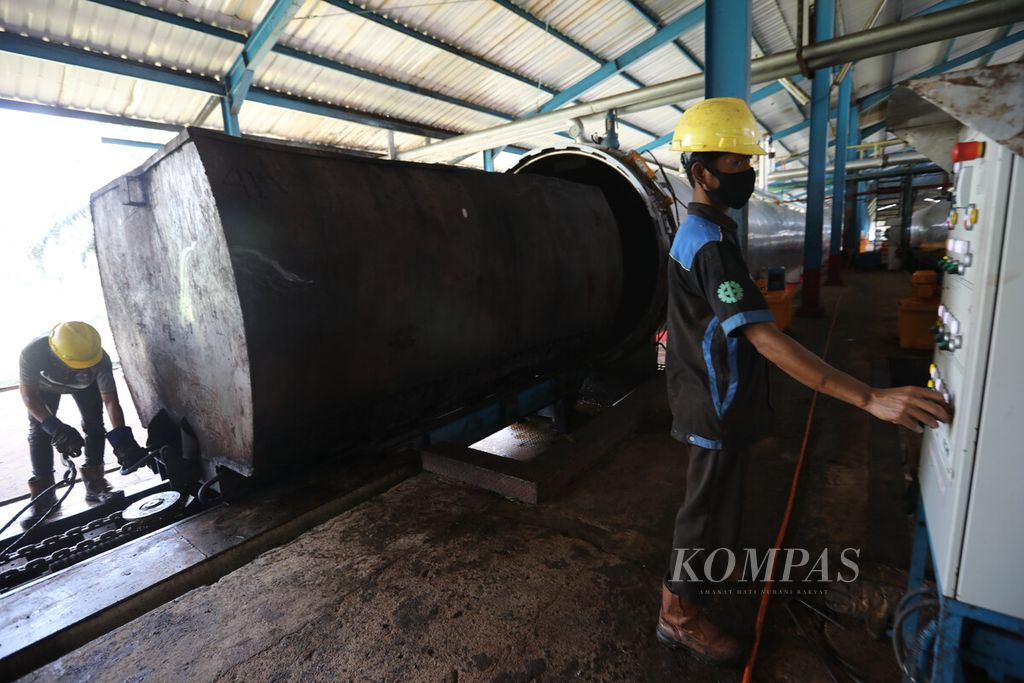 Pekerja memonitor mesin tungku pemasak tandan buah segar kelapa sawit di pabrik PT Sawit Sumbermas Sarana Tbk (SSMS) di Pangkalan Bun, Kalimantan Tengah, Kamis (29/4/2021).