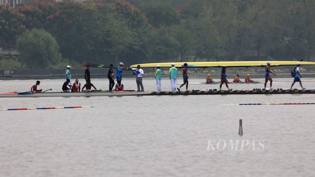 Tim dayung Indonesia disiplin rowing nomor empat pedayung putra tanpa juru mudi (M4-) Asian Games Hangzhou 2022 (kiri, duduk) beristirahat dalam laga final di Fuyang Water Sports Centre, Hangzhou, Provinsi Zhejiang, China, Senin (25/9/2023). 