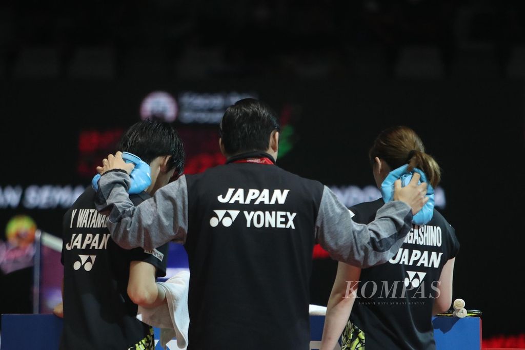 Yuta Watanabe and Arisa Higashino's necks were compressed by their coach during a game change.