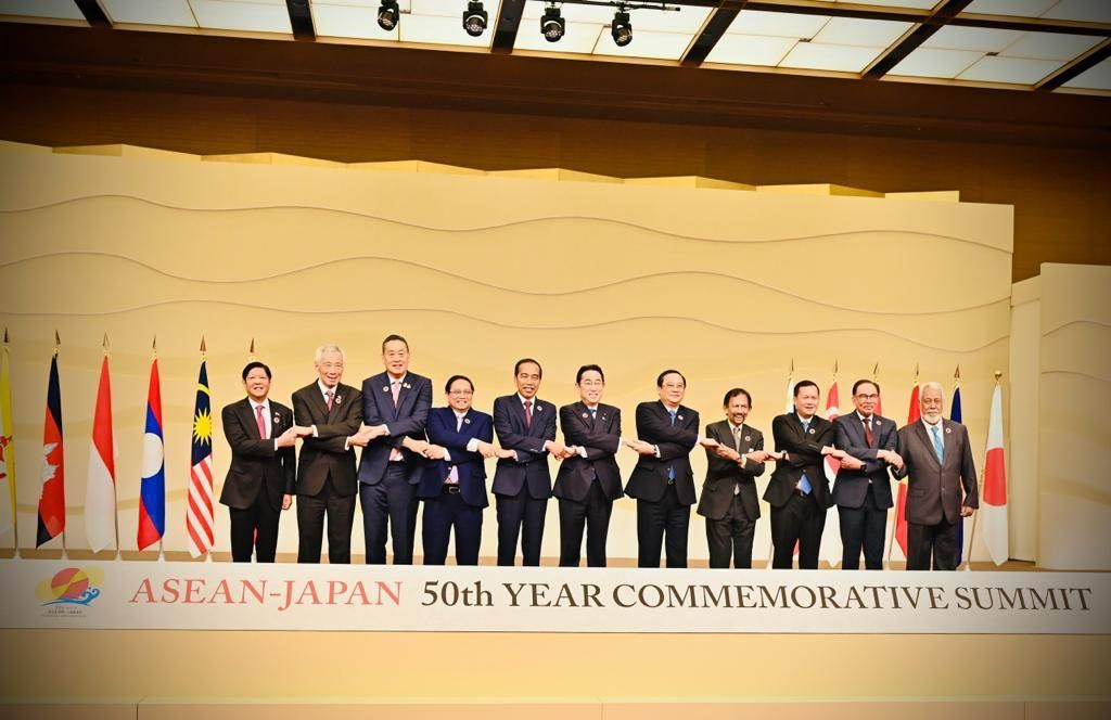 Para pemimpin negara ASEAN dan Jepang berfoto bersama sebelum memulai sesi KTT ASEAN-Jepang di Tokyo, Minggu (17/12/2023). KTT sekaligus untuk merayakan 50 tahun kemitraan ASEAN dengan Jepang.