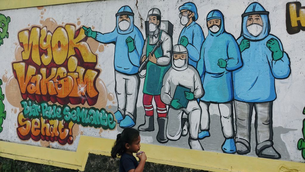 Warga melintasi mural ajakan untuk vaksinasi di Kelurahan Jatibening Baru, Pondok Gede, Kota Bekasi, Jawa Barat, Minggu (18/9/2022). 