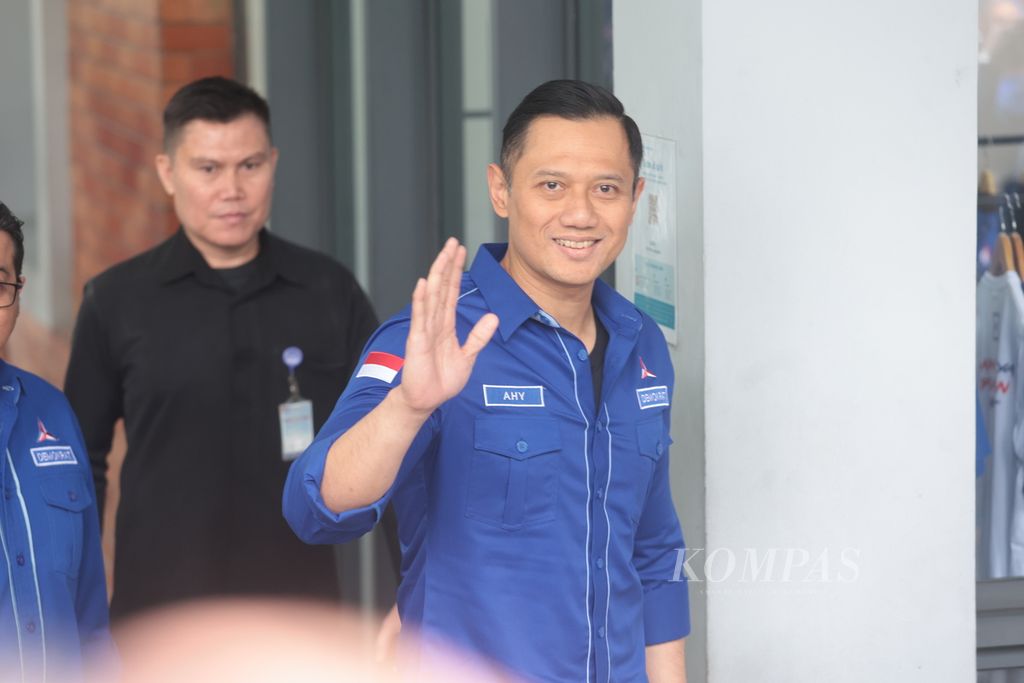 Ketua Umum Partai Demokrat Agus Harimurti Yudhoyono (AHY) menyapa kader sebelum menggelar konferensi pers di kantor DPP Partai Demokrat, Jakarta, Senin (3/4/2023). 