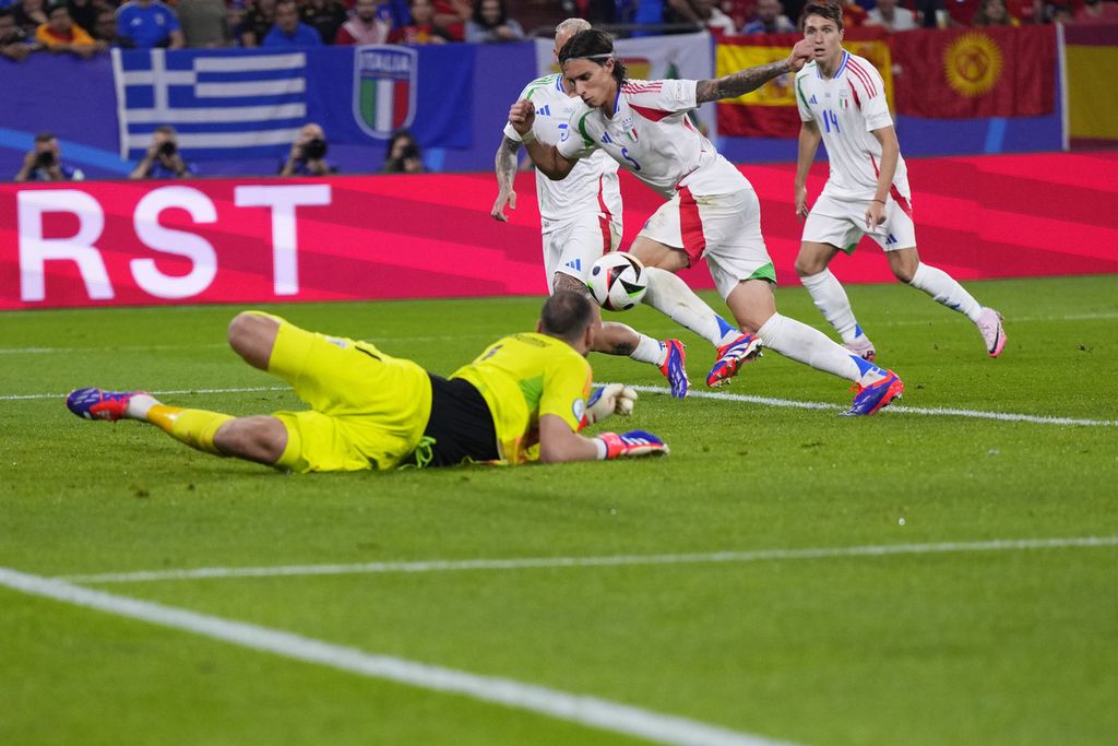 Bek Italia, Riccardo Calafiori, melakukan gol bunuh diri dalam pertandingan Grup B Piala Eropa 2024 antara Spanyol dan Italia di Stadion Arena AufSchalke, Gelsenkirchen, Jumat (21/6/2024) dini hari WIB. Spanyol menang dengan skor 1-0. 