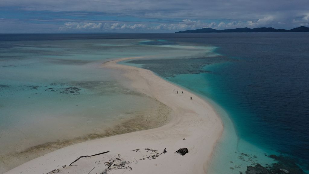 Kemunculan gosong menjadi daya tarik bagi wisatawan yang melintasi kawasan perairan Raja Ampat, Papua Barat, Jumat (28/5/2021). Gosong merupakan daratan sempit yang terjadi akibat proses sedimentasi dan kerap muncul saat permukaan air laut surut.