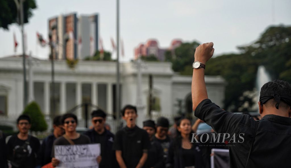 Para aktivis Kamisan bersama mahasiswa Sekolah Tinggi Filsafat Driyarkara menggelar Aksi Kamisan ke-772 di depan Istana Merdeka, Jakarta, Kamis (4/5/2023). Aksi Kamisan ke-772 ini digelar dengan tema Peringatan 25 Tahun Reformasi : Tegakkan Supremasi Hukum dan HAM. 