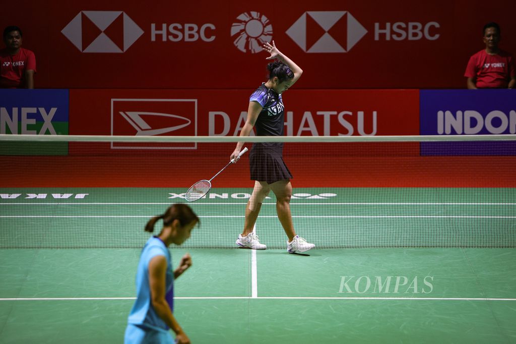 Ekspresi kecewa tunggal putri Indonesia, Gregoria Mariska Tunjung, saat Nozomi Okuhara (Jepang) mencetak poin pada babak perempat final Indonesia Masters 2024 di Istora Gelora Bung Karno, Jakarta, Jumat (25/1/2024). Gregoria kalah dengan skor 20-22, 11-21. 