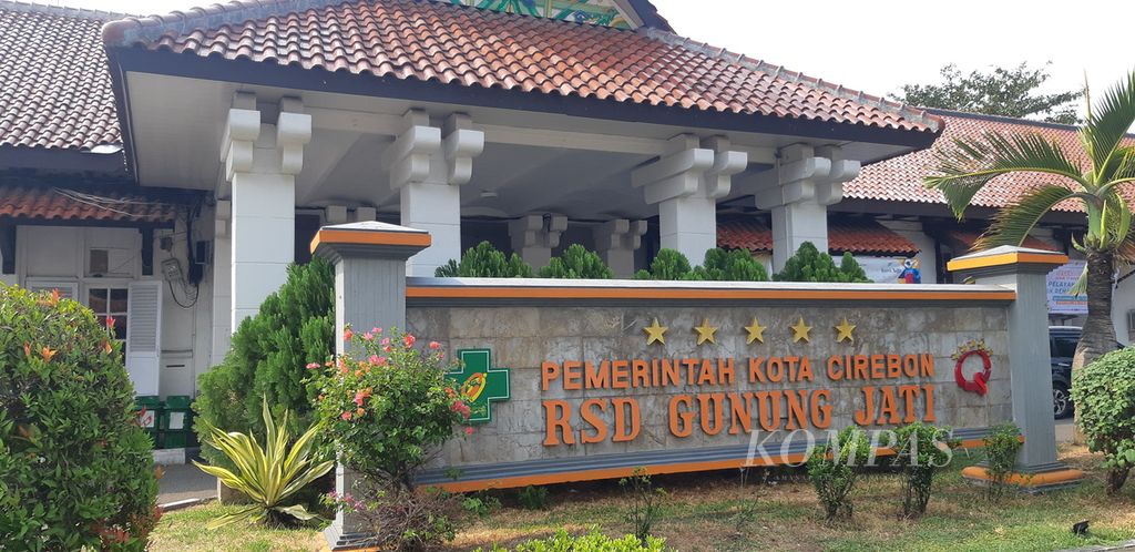 Suasana bagian depan Rumah Sakit Daerah Gunung Jati di Kota Cirebon, Jawa Barat, Kamis (9/11/2023). Seorang warga Cirebon menjalani isolasi di rumah sakit itu setelah terkonfirmasi positif cacar monyet.
