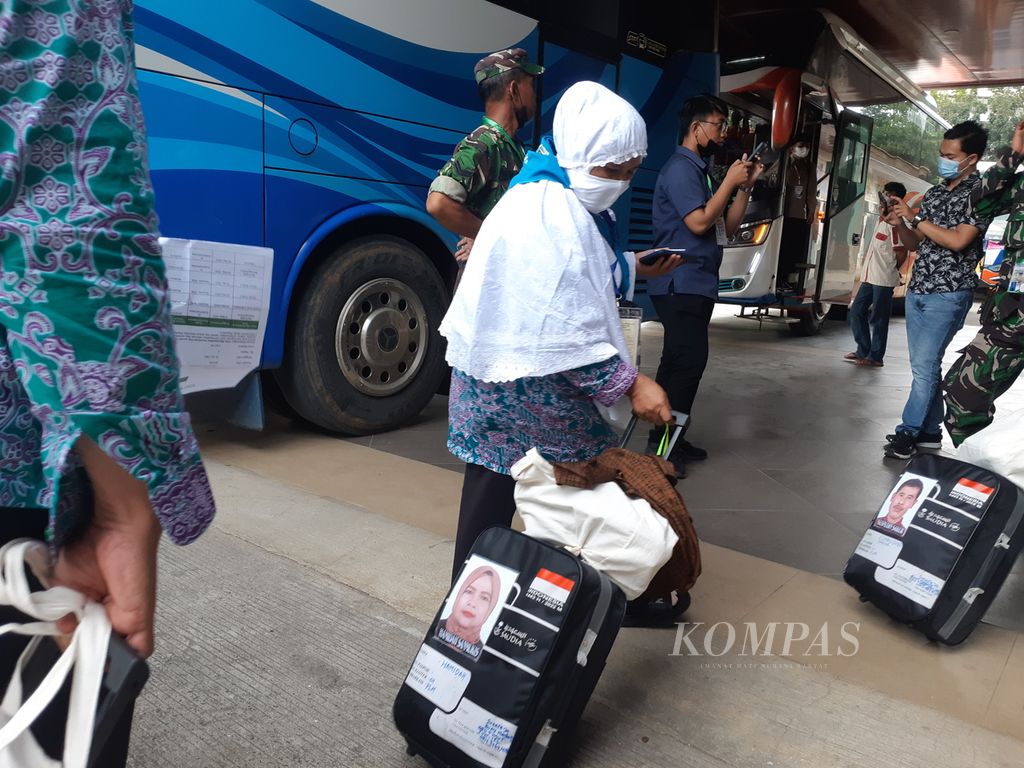 Calon jemaah haji kloter pertama asal Ogan Komering Ulu Timur tiba di embarkasi Palembang, Jumat (24/6/2022). 