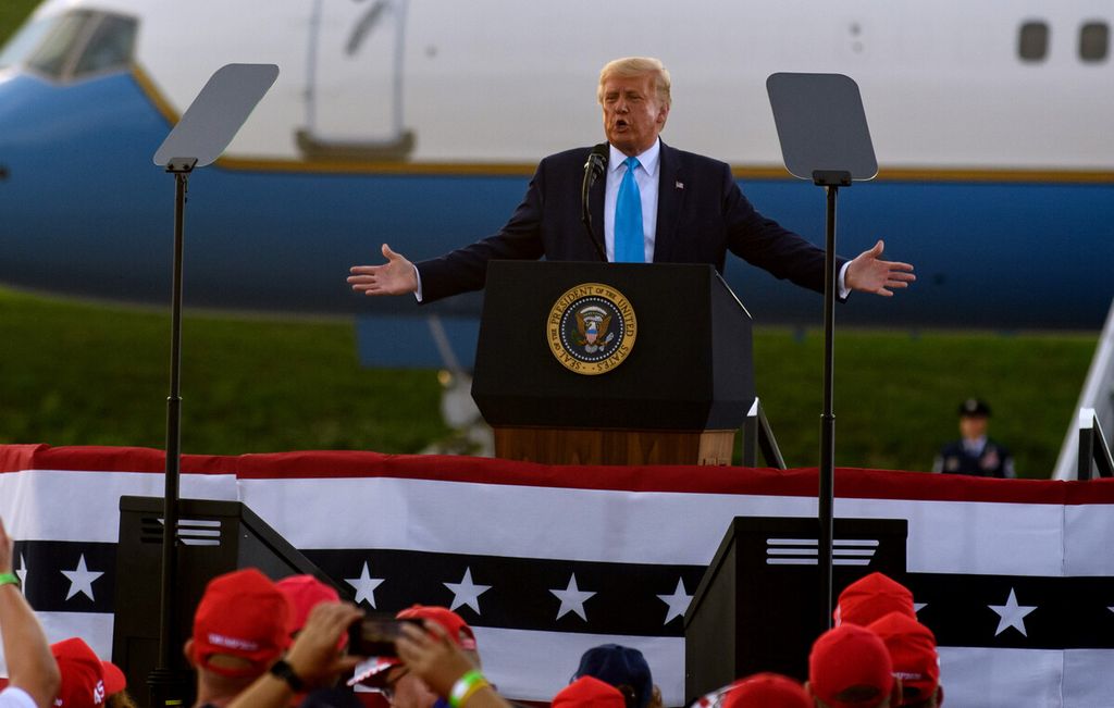 Presiden Donald Trump berbicara kepada para pendukungnya pada rapat umum kampanye di Bandara Regional Arnold Palmer di Latrobe, Pennsylvania, AS, Kamis (3/9/2020). Trump memenangkan Pennsylvania dalam pemilu 2016 dengan selisih tipis. 