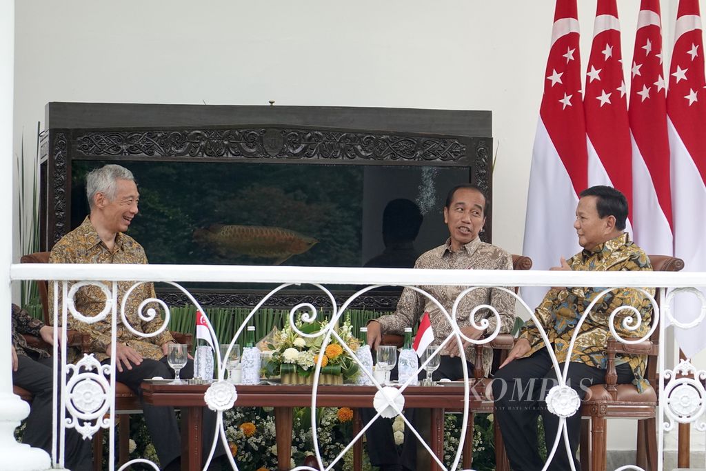 President Joko Widodo accompanied by Defense Minister Prabowo Subianto had a discussion with Singaporean Prime Minister Lee Hsien Loong and Deputy Prime Minister cum Singaporean Finance Minister Lawrence Wong on the Veranda of the Bogor Presidential Palace, Monday (29/4/2024). Just like Prabowo, who is the elected president to replace President Jokowi, Lawrence Wong is also the replacement for PM Lee Hsien Loong.
