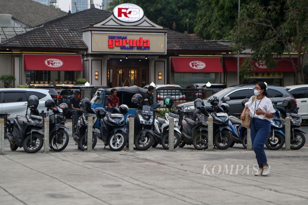Deretan sepeda motor terparkir di trotoar di Jalan Cikini, Jakarta, Selasa (24/10/2023). 