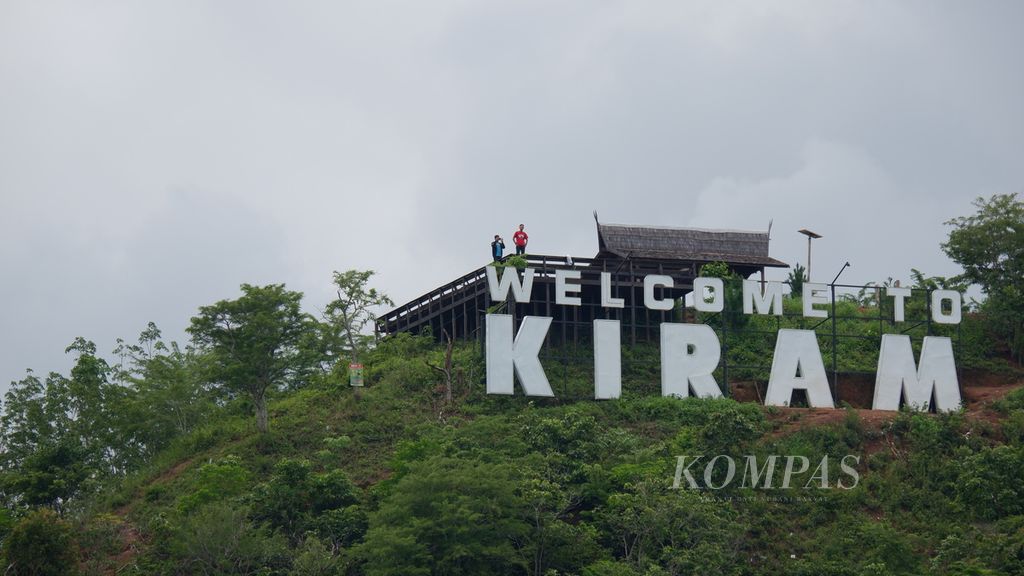 Pengunjung berfoto di puncak Kiram Park, Kabupaten Banjar, Kalsel, awal 2020.