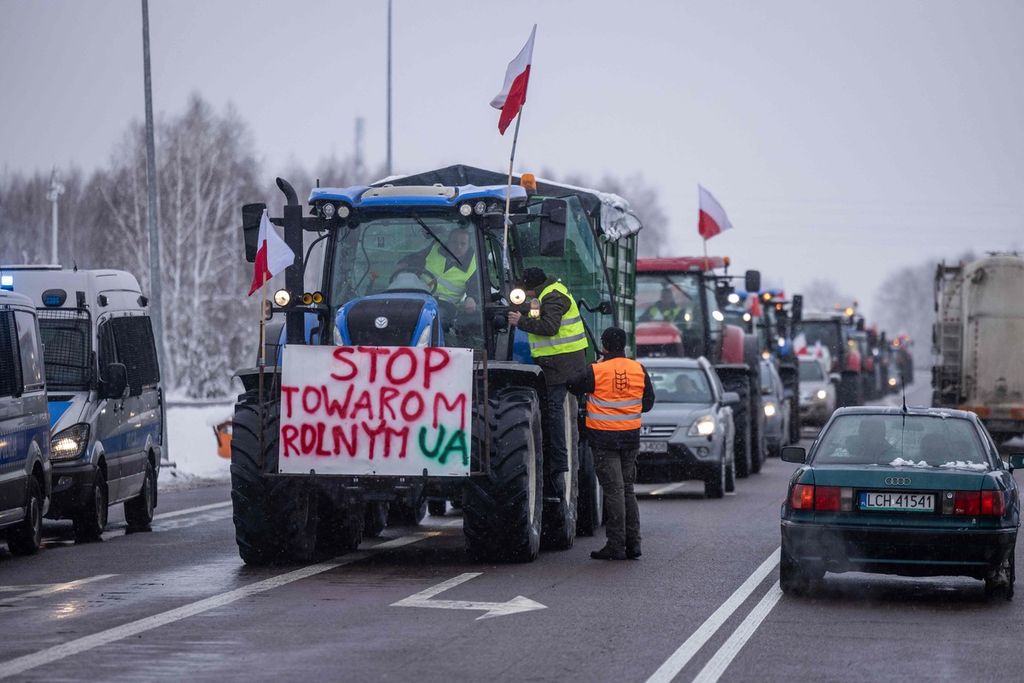 Protes pada impor produk pangan Ukraina oleh petani Polandia berlangsung pada Jumat (9/2/2024) di perbatasan Polandia-Ukraina.