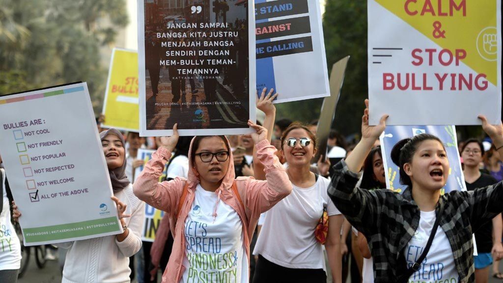 Para pemuda yang tergabung dalam Komunitas Sudah Dong menggelar Aksi Solidaritas Anti Bullying di Jalan MH Thamrin, Jakarta, Minggu (23/7). Gerakan tersebut diharapkan bisa mengedukasi masyarakat untuk mencegah terjadinya perundungan atau <i>bullying </i>di berbagai tempat ataupun media sosial.