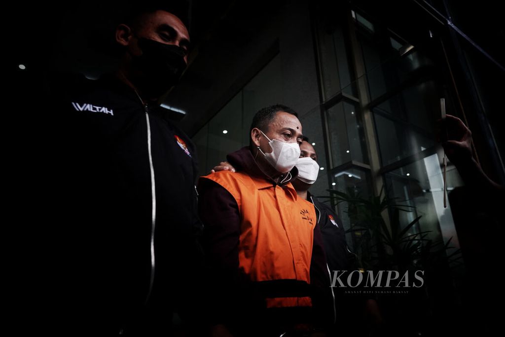 Dodi Martimbang digiring menuju mobil tahanan setelah ditetapkan menjadi tersangka baru oleh KPK di kantor Komisi Pemberantasan Korupsi (KPK), Jakarta, Selasa (17/1/2023). 