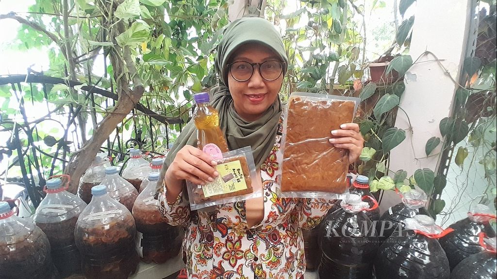 Gung Endah Tuti Rahayu (59), pegiat sekaligus koordinator relawan ekoenzim Batu, di tempat tinggalnya di Batu, Jawa Timur, akhir November 2023 lalu.