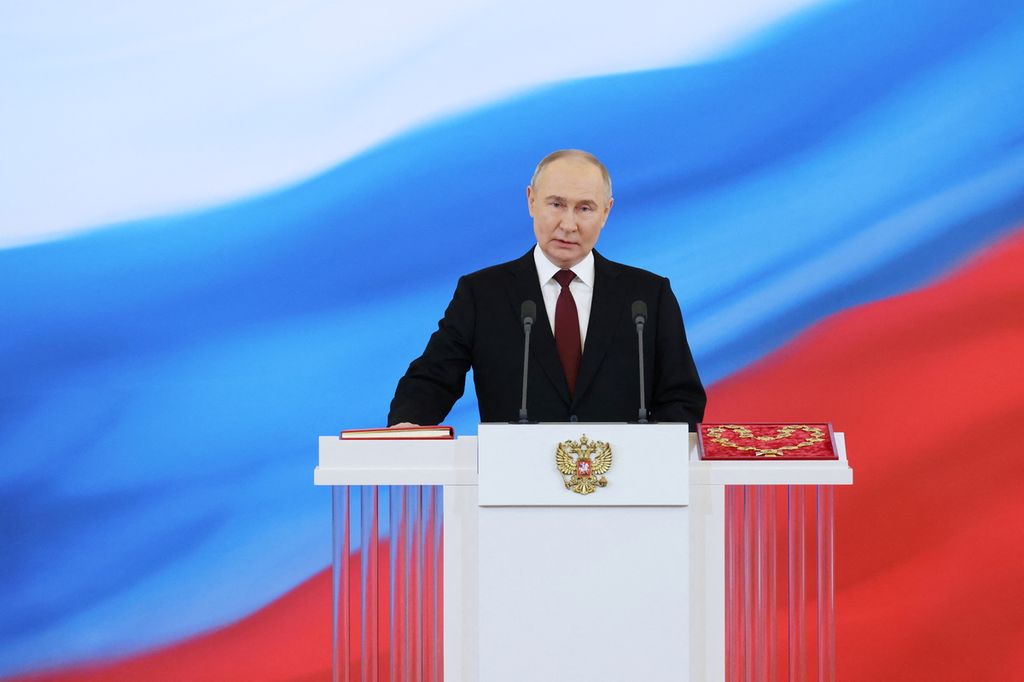 Presiden Rusia terpilih Vladimir Putin mengucapkan sumpah jabatan sebagai presiden di Istana Kremlin, Moskwa, Selasa (7/5/2024). 