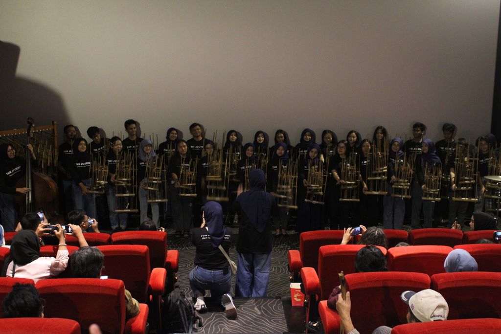 Penonton menikmati pertunukan angklung dalam pemutaran perdana film dokumenter berjudul <i>The Journey: Goes to Europe</i> di bioskop Cinepolis, Kota Bandung, Jawa Barat, Minggu (10/9/2023).