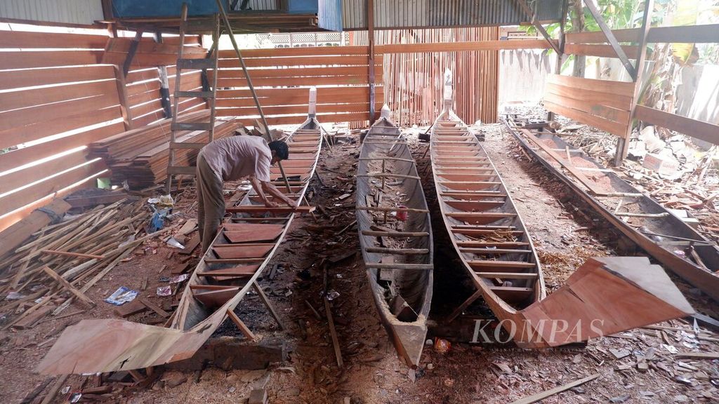 Warga membuat perahu di salah satu galangan yang ada di Desa Pulau Sewangi, Kecamatan Alalak, Kabupaten Barito Kuala, Kalsel, Senin (23/10/2023). 