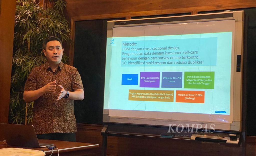 Ketua dan peneliti utama Health Collaborative Center (HCC) Ray Wagiu Basrowi memaparkan hasil penelitiannya di Jakarta, Kamis (24/8/2023).