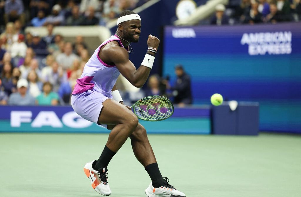 Petenis Amerika Serikat Frances Tiafoe merayakan kemenangan atas petenis Bulgaria Grigor Dimitrov pada perempat final AS Terbuka di New York, Selasa (3/9/2024).