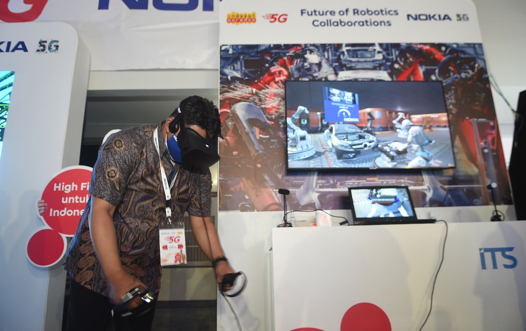 Inovator menunjukkan program kolaborasi robot memanfaatkan jaringan 5G saat berlangsung Peluncuran Indosat Ooredoo 5G Services dan ITS 5G Experience Center Powered by Nokia di Gedung Robotika Institut Teknologi Sepuluh Nopember, Surabaya, Jawa Timur, Kamis (16/9/2021). Kegiatan dihadiri oleh Menteri Pariwisata dan Ekonomi Kreatif Sandiaga Uno. Peresmian tersebut menampilkan sejumlah inovasi teknologi dengan memanfaatkan jaringan 5G. Dengan teknologi 5G, Indosat Ooredoo mendukung kebijakan ekonomi digital yang dapat memberikan peluang besar bagi masyarakat Indonesia dalam berinovasi dan berkembang. 