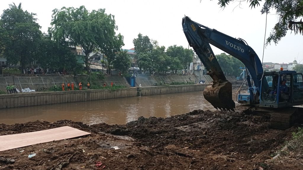 Pengerukan lumpur aliran Kali Ciliwung di perbatasan Kelurahan Kebon Baru, Tebet, Jakarta Selatan, dan Kelurahan Bidara Cina, Jatinegara, Jakarta Timur, Jumat (10/11/2023).