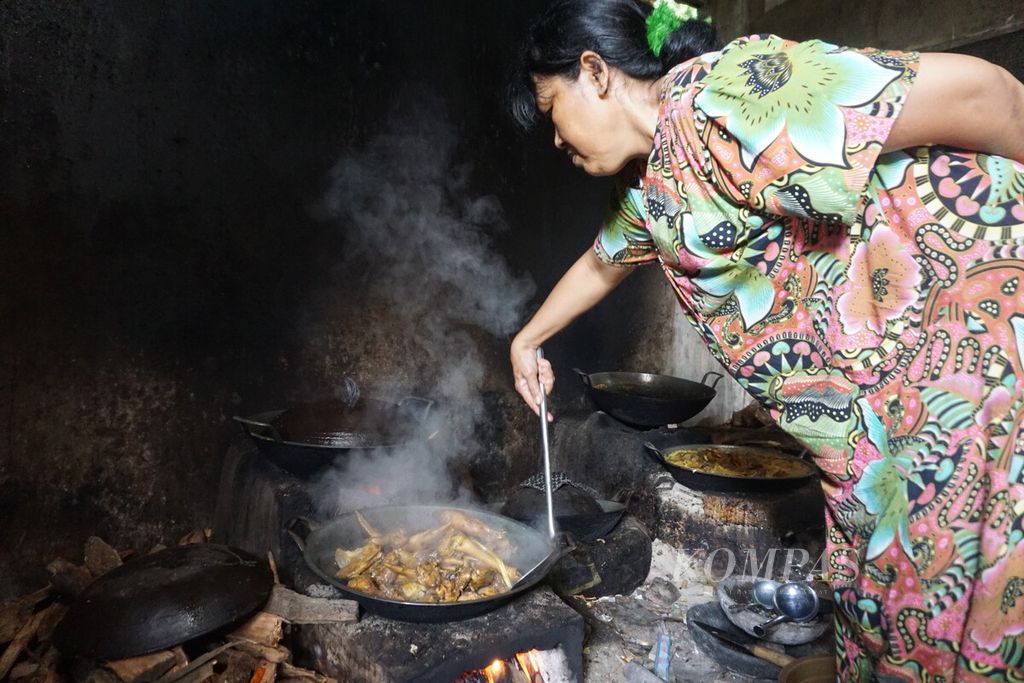Tukinah Wati (53) memasak opor ayam kampung di pawon atau dapur di Rumah Makan Rawisan "Ninine" Desa Karangcegak, Kecamatan Kutasari, Kabupaten Purbalingga, Jawa Tengah, Kamis (17/11/2022).