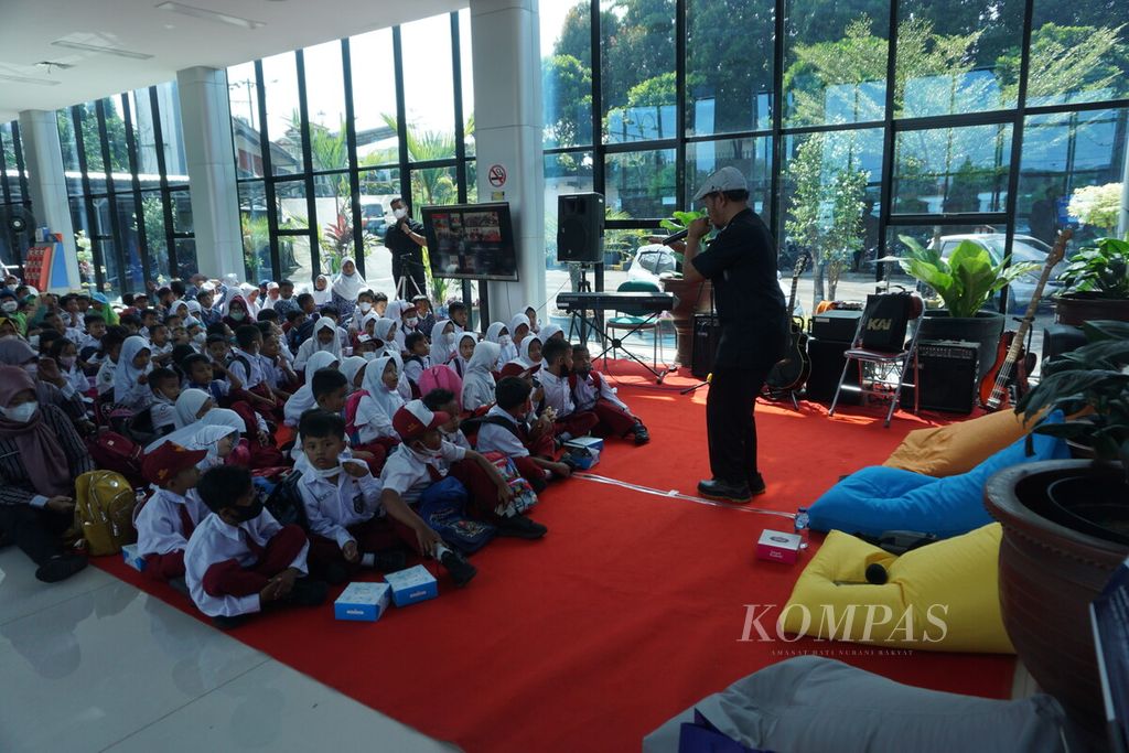 Ratusan anak TK dan SD mengikuti kegiatan dongeng di Stasiun Purwokerto, Kabupaten Banyumas, Jawa Tengah, Kamis (21/7/2022).
