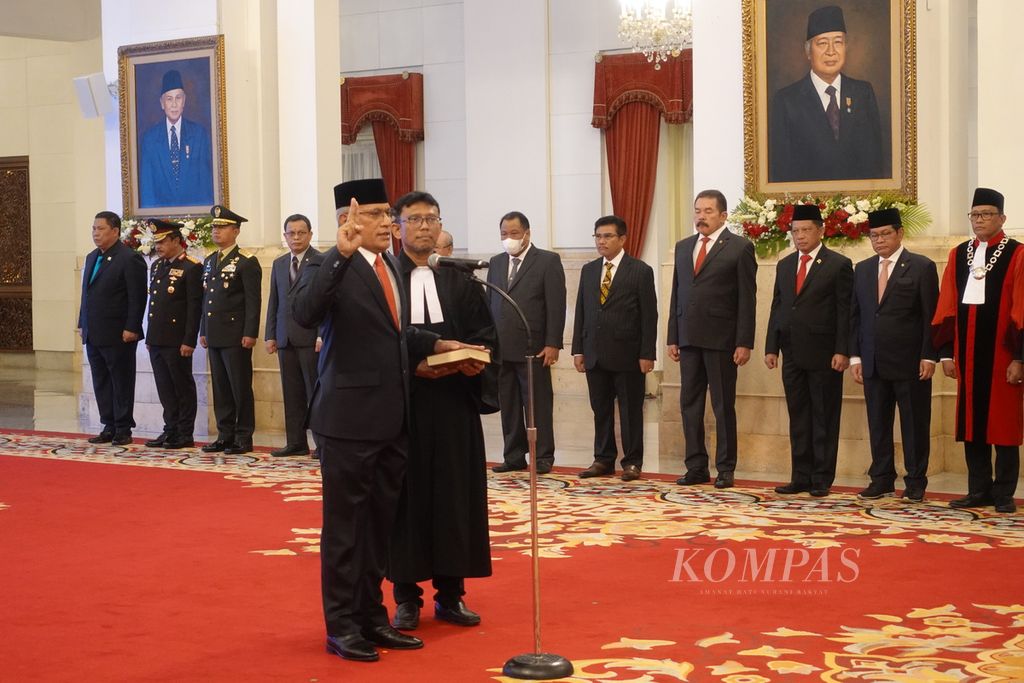 Inspektur Jenderal Marthinus Hukom saat mengucapkan sumpah ketika dilantik sebagai Kepala Badan Narkotika Nasional oleh Presiden Joko WIdodo di Istana Negara, Jakarta, Jumat (8/12/2023).