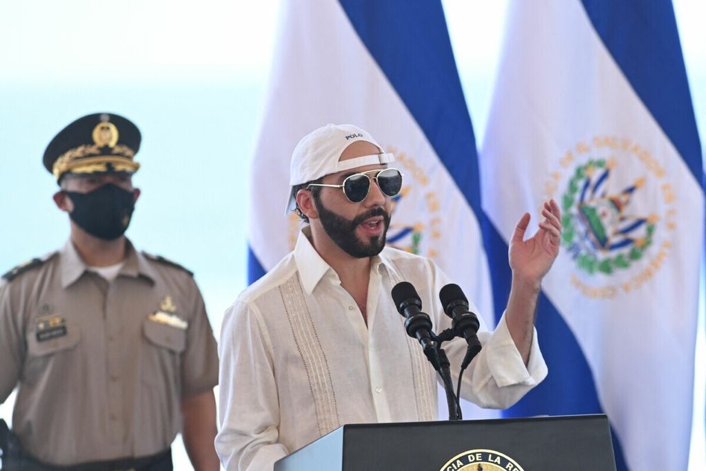Presiden El Salvador Nayib Bukele berpidato dalam acara pembukaan Kejuaraan Dunia Selancar ISA di El Sunzal, 29 Mei 2021.