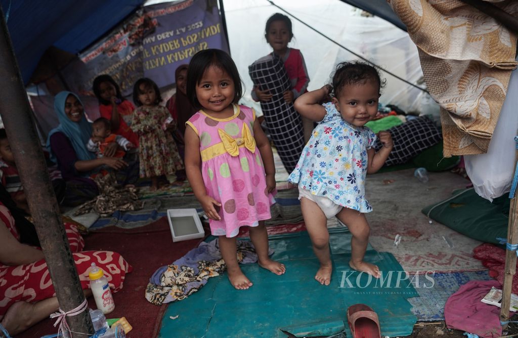 Para balita di pengungsian warga di Lapangan SR, Sukaresmi, Kabupaten Cianjur, Jawa Barat, Sabtu (26/11/2022). 