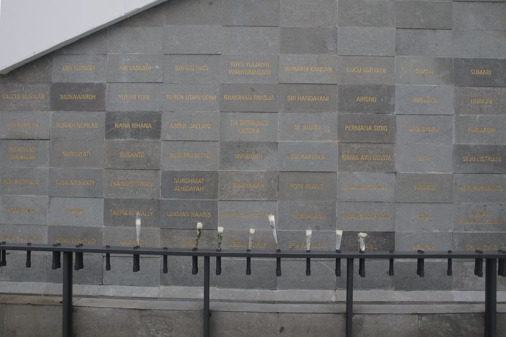 Sejumlah bunga diletakkan di hadapan tulisan di Monumen Perjuangan Pandemi Covid-19 Jawa Barat, di Jalan Surapati, Kota Bandung, Jawa Barat, Kamis (11/11/2021). Tulisan tersebut berupa nama-nama para petugas yang gugur dalam penanganan Covid-19 di Jawa Barat.