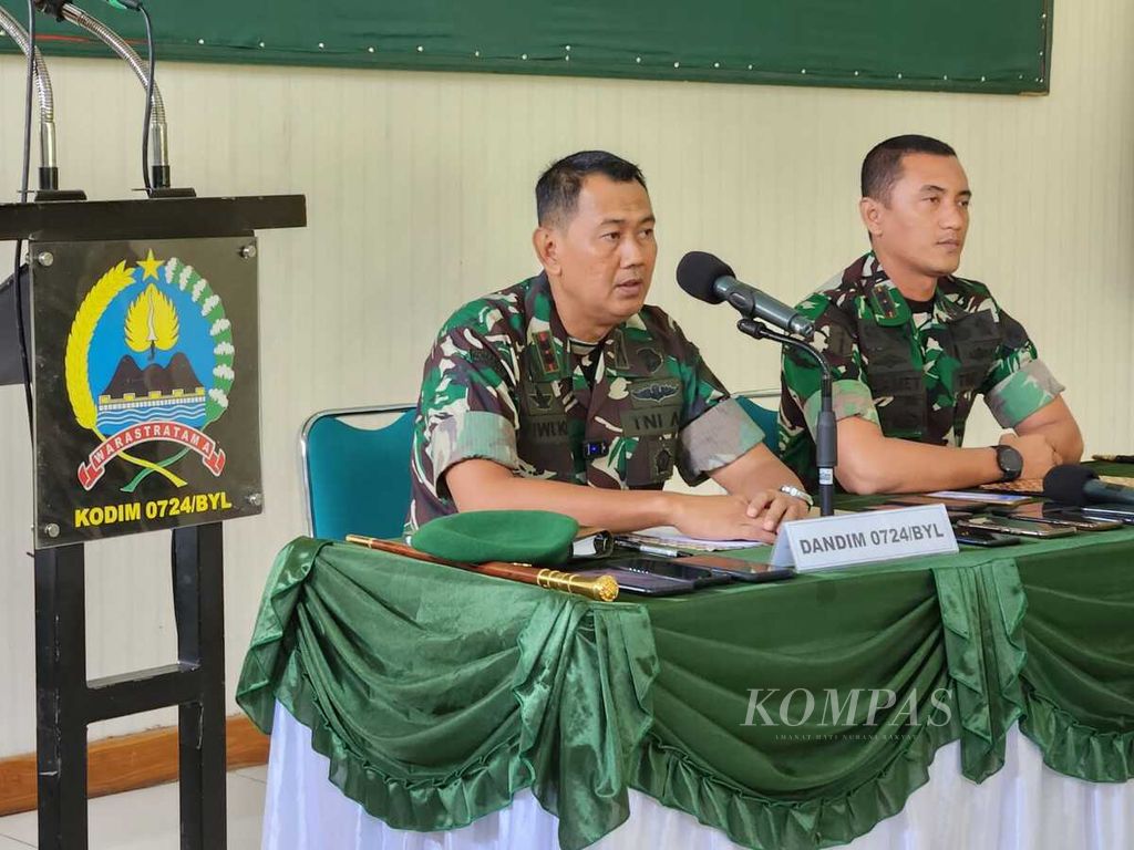 Komandan Kodim 0724/Boyolali Letnan Kolonel (Inf) Wiweko Wulang Widodo (kiri) memberi penjelasan dalam konferensi pers di Markas Kodim 0724/Boyolali, Kabupaten Boyolali, Jawa Tengah, Minggu (31/12/2023).