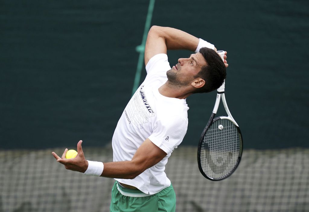 Petenis Serbia, Novak Djokovic, berlatih di lapangan All England Club, Wimbledon, Inggris, Sabtu (1/7/2023) menjelang Grand Slam Wimbledon yang dimulai Senin (3/7/2023). Djokovic menjadi favorit juara Wimbledon tahun ini. 