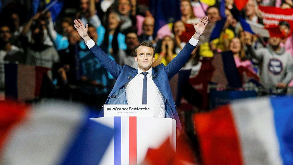 Emmanuel Macron, pemimpin gerakan politik Bergerak! yang menjadi kandidat dalam pemilihan Presiden Perancis, berkampanye di depan pendukungnya di Lyon, Perancis, Sabtu (4/2). Macron menjadi kandidat alternatif yang diunggulkan untuk memenangi pemilihan presiden yang berlangsung dua putaran, April-Mei 2017. 