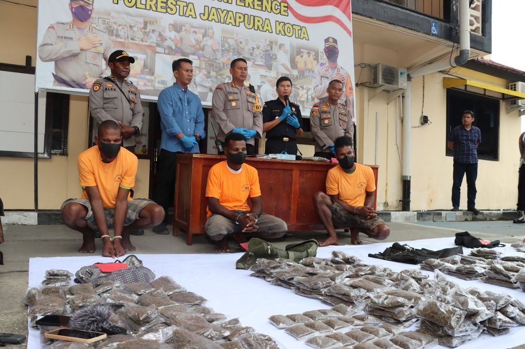 Tiga warga negara Papua Niugini yang ditangkap aparat kepolisian serta petugas Bea dan Cukai Jayapura karena hendak menyelundupkan 11 kilogram ganja kering yang ditampilkan di Markas Polresta Jayapura di Kota Jayapura, Rabu (22/2/2023).
