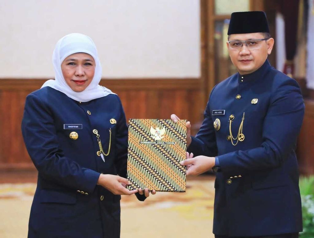 Gubernur Jawa Timur Khofifah Indar Parawansa menyerahkan Surat Keputusan Perpanjangan Penjabat Wali Kota Batu Aries Agung Paewai di Gedung Negara Grahadi, Kamis (18/1/2024) 