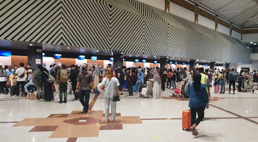 Sejumlah penumpang memadati Bandara Juanda Surabaya di Sidoarjo, Jawa Timur, Kamis (15/12/2022). Penumpang yang menggunakan moda pesawat diprediksi naik saat libur Natal dan Tahun Baru 2023. 