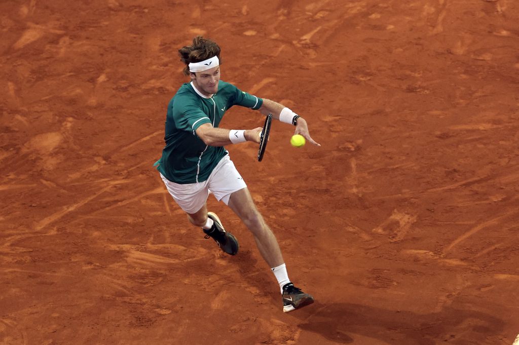 Russian tennis player, Andrey Rublev, returned the ball to Canadian tennis player, Felix Auger-Aliassime, during the final match of the ATP Masters 1000 Madrid at the Manolo Santana Stadium, La Caja Magica, Madrid, Spain on Sunday (5/5/2024) evening local time. Rublev won with a score of 4-6, 7-5, 7-5.