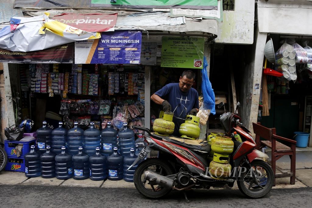 Pedagang menyetok elpiji 3 kilogram bersubsidi di kiosnya di daerah Tanah Abang, Jakarta, Rabu (3/1/2024). 