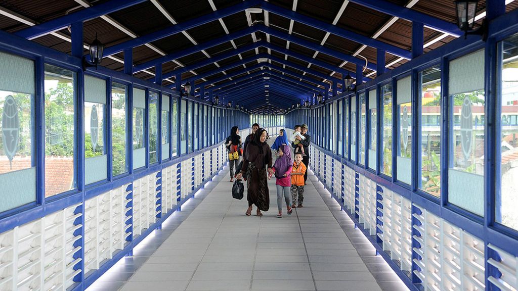 <i>Sky bridge</i> sepanjang 438 meter yang menghubungkan Terminal Bus Tirtonadi dengan Stasiun KA Solo Balapan di Kota Solo, Jawa Tengah, Selasa (11/7). Terminal Tirtonadi yang menempati lahan seluas 5 hektar tersebut merupakan salah satu terminal bus terbaik di Indonesia dan menjadi sarana percontohan bagi terminal lainnya. 