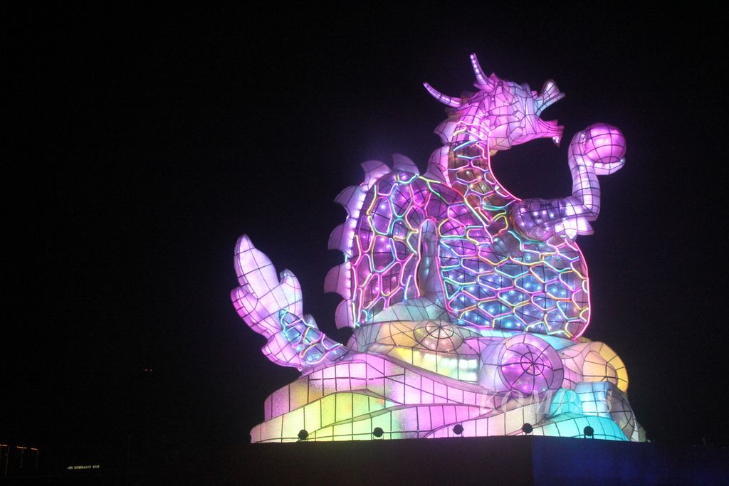 Lampion utama berbentuk naga ditampilkan saat acara geladi bersih Taiwan Lantern Festival 2024, Jumat (23/2/2024) malam, di kota Tainan, Taiwan. 