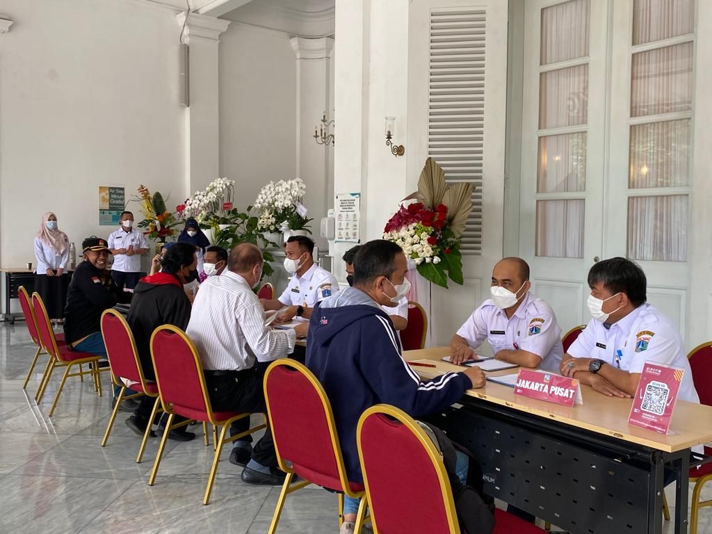 Masyarakat DKI Jakarta melakukan pengaduan di meja aduan, Balai Kota, Gambir, Jakarta Pusat, Rabu (19/10/2022).