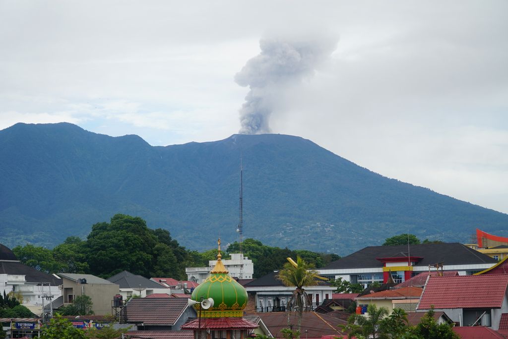 Gunung Marapi mengeluarkan abu vulkanik difoto dari Pos Pengamatan Gunung Api Marapi di Kota Bukittinggi, Sumatera Barat, Rabu (6/12/2023) pukul 12.11. 