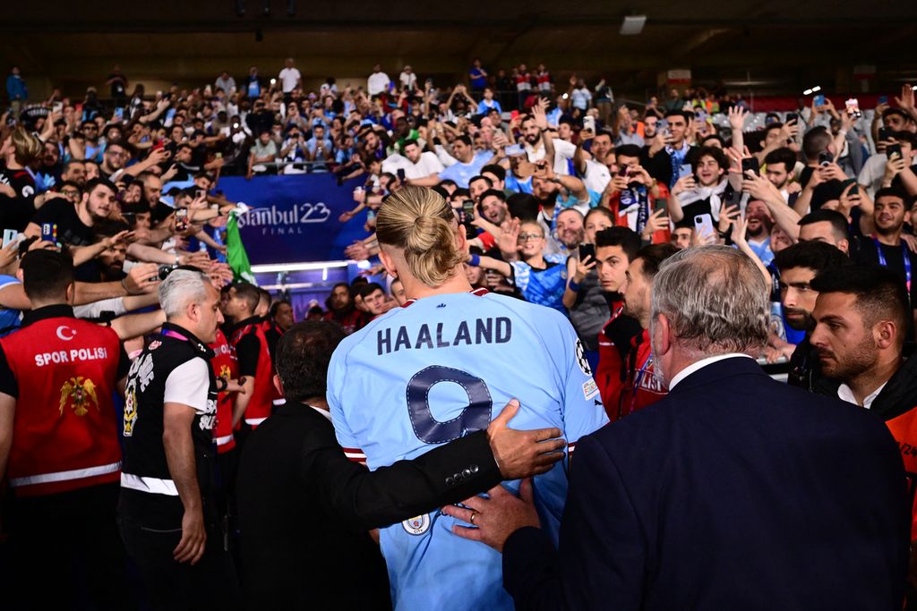Erling Haaland, striker Manchester City, dikawal keluar lapangan setelah memenangkan pertandingan sepak bola final Liga Champions Eropa antara Inter Milan dan Manchester City di Stadion Olimpiade Ataturk di Istanbul pada 10 Juni 2023 lalu.