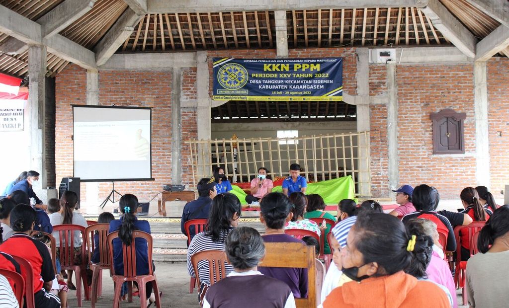 Dokumentasi Panitia KKN PPM XXV Universitas Udayana menampilkan kegiatan sosialisasi upaya penurunan kasus tengkes di Balai Serbaguna Desa Tangkup, Sidemen, Karangasem, Sabtu (20/8/2022). 