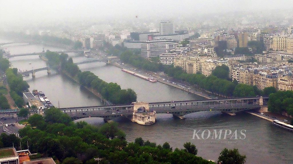 Sungai Seine dilihat dari level 2 Menara Eiffel, Paris, Perancis, 6 Juni 2018.