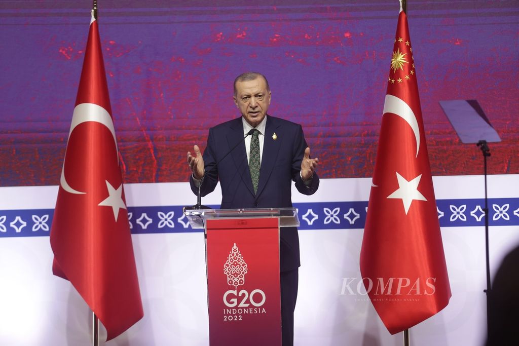 Presiden Turki Recep Tayyip Erdogan memberikan keterangan pers di Media Center Konferensi Tingkat Tinggi G20 (KTT G20) di Nusa Dua, Badung, Bali, Rabu (16/11/2022). Erdogan menyatakan Indonesia sukses menjalankan kepemimpinan G20 sepanjang tahun ini di tengah berbagai tantangan global. Kompas/Hendra A Setyawan (HAS)