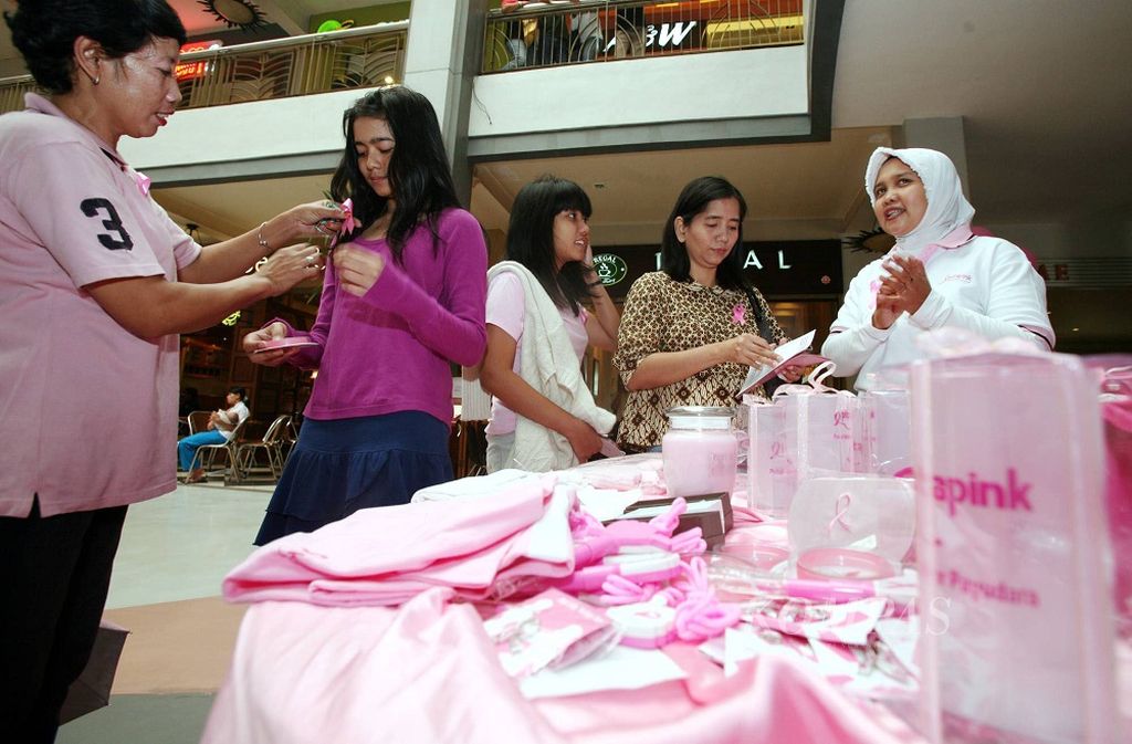 Untuk menggalang kepedulian terhadap risiko kanker payudara, relawan acara "Remaja dan Pita Pink" menyematkan pita pink pada pengunjung wanita di kawasan Cilandak Town Square, Jakarta, Minggu (24/8/2008).